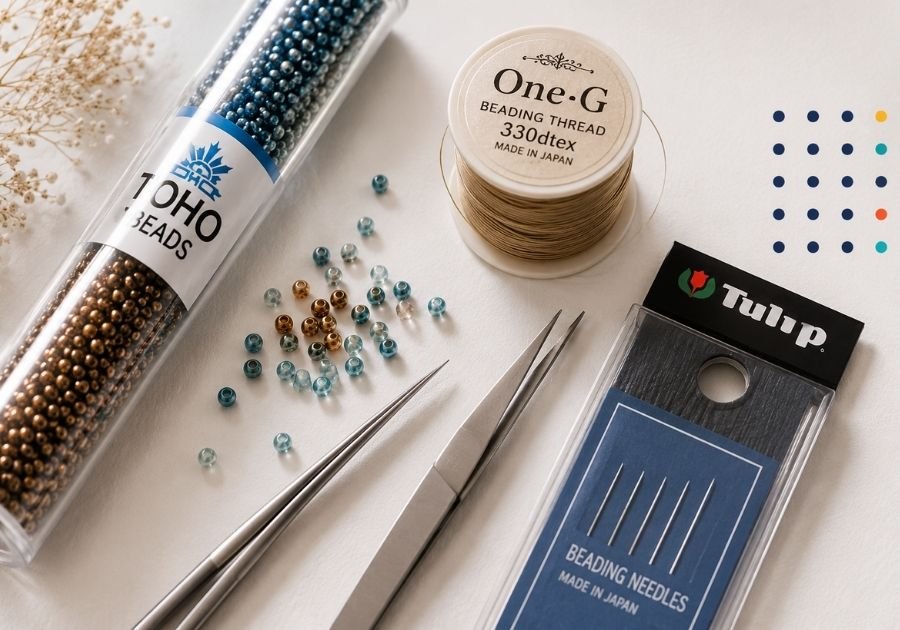 Υλικά bead weaving με χάντρες TOHO, νήμα One-G, βελόνες Tulip και εργαλεία κοσμήματος σε δημιουργικό workspace του Artinova