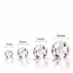 Σύγκριση μεγεθών PRECIOSA Round Beads 3mm, 4mm, 5mm και 6mm, με τέσσερις διάφανες στρογγυλές κρυστάλλινες χάντρες, πολυεδρική κοπή και οπές.