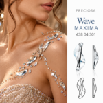 PRECIOSA Wave MAXIMA Flat Back Crystal 43804301 σε καλλιτεχνική σύνθεση body art στον ώμο και το ντεκολτέ μοντέλου, με γραφική απεικόνιση του κυματιστού κρυστάλλου.